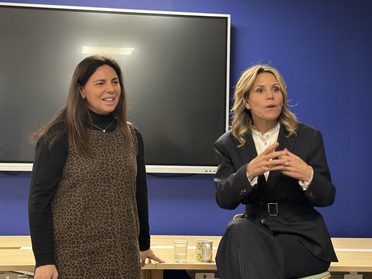 joinlescalator's tweet photo. Pitcher, ce n’est pas seulement convaincre. C’est toucher.

Merci à @lauratenoudji  pour son intervention auprès de nos entrepreneurs, à l’initiative de Pascale Seivy de @lombardodier 

💬 Adapter son pitch au média
💬 Créer une connexion avant de convaincre https://t.co/zwEYR66qNg