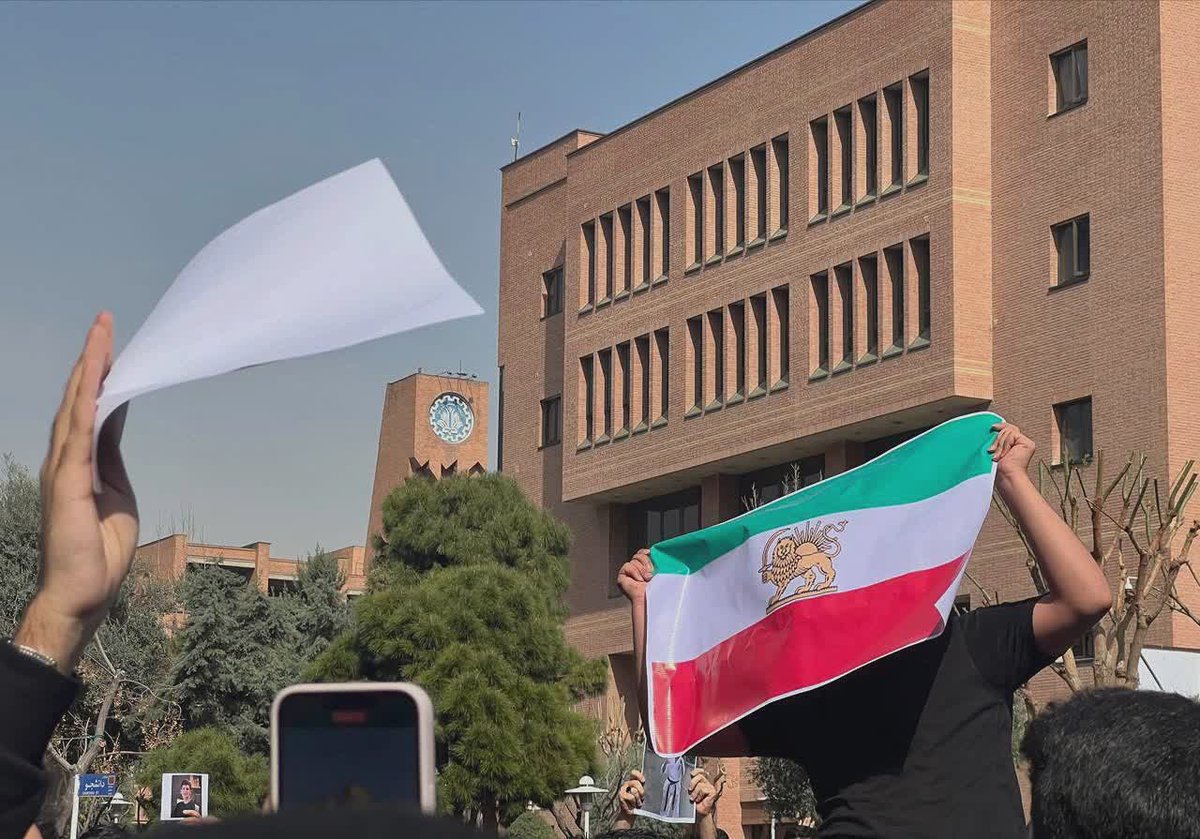 این #وحوش_پهلوی دارند از هزینه ای که این نظام براشون خرج میشه مثلا میخوان تحصیل  کنن  که نخبه بشن . ولی #ننگ_تاریخ بر پیشانی آنها زده خواهد شد که نمک نشناس تر و وطن فروش تر از اینان(پخمه) وجود نداشت.