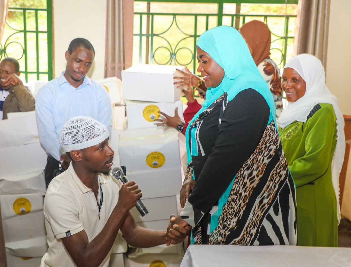 katosserusiba25's tweet photo. While addressing the Muslim students of IUIU who had gathered to receive the Iftar Packages from SPA Hajjat @ChiefMuzzukulu , she stressed the importance of unity and faith.
She has  also pledged to support a 2nd year student by paying tuition fees for his stay at the University. https://t.co/9dKrt000f4