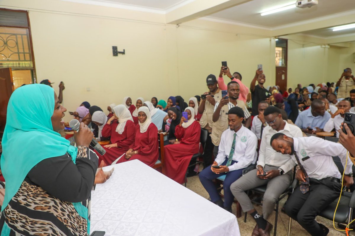 katosserusiba25's tweet photo. While addressing the Muslim students of IUIU who had gathered to receive the Iftar Packages from SPA Hajjat @ChiefMuzzukulu , she stressed the importance of unity and faith.
She has  also pledged to support a 2nd year student by paying tuition fees for his stay at the University. https://t.co/9dKrt000f4