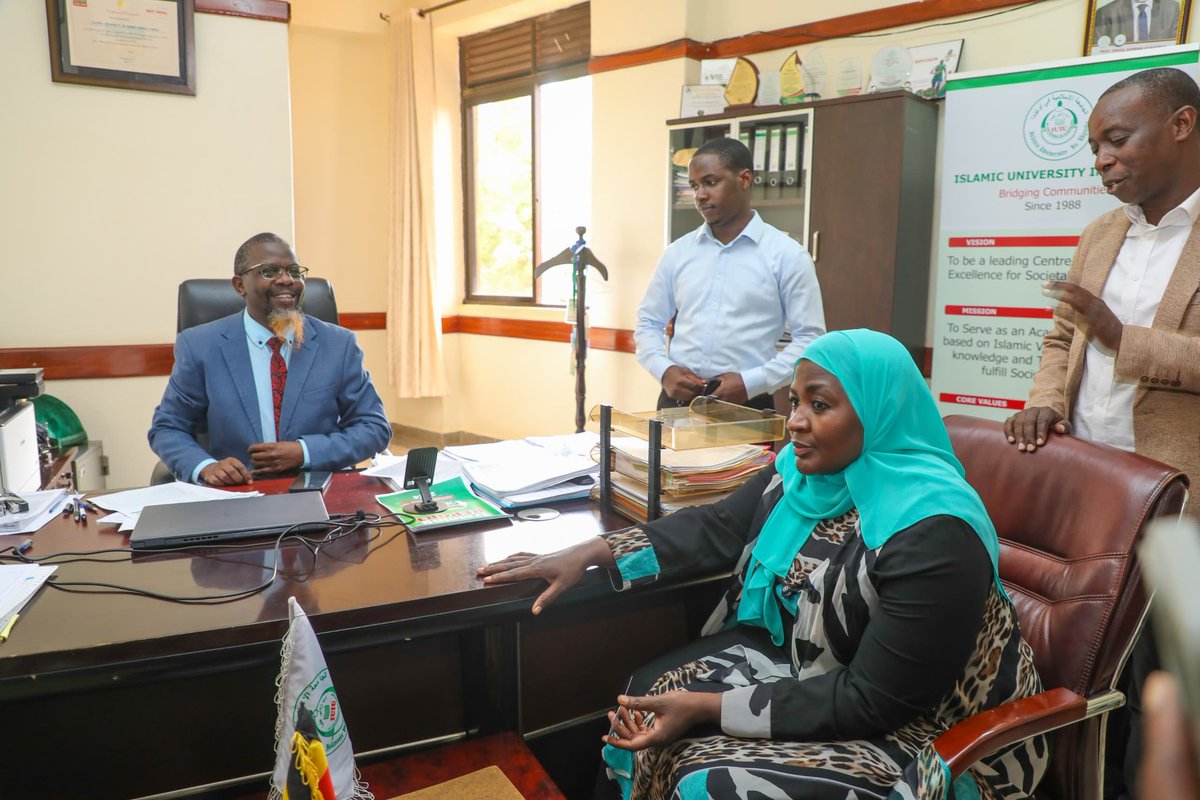 katosserusiba25's tweet photo. While addressing the Muslim students of IUIU who had gathered to receive the Iftar Packages from SPA Hajjat @ChiefMuzzukulu , she stressed the importance of unity and faith.
She has  also pledged to support a 2nd year student by paying tuition fees for his stay at the University. https://t.co/9dKrt000f4