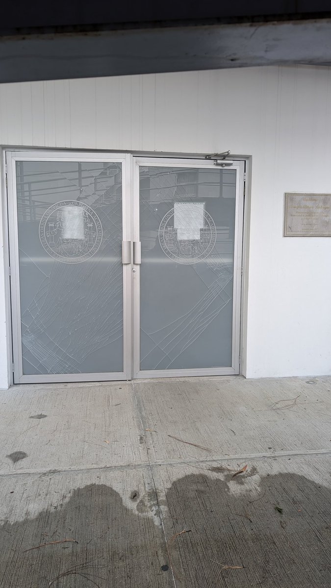 #URGENTE #USAC
Alumno de la Facultad de Farmacia  denuncian que forzaron el T9 y robaron las boletas para las votaciones del dia de hoy.

Todo indica que Mazariegos de nuevo desea suspender las elecciones.