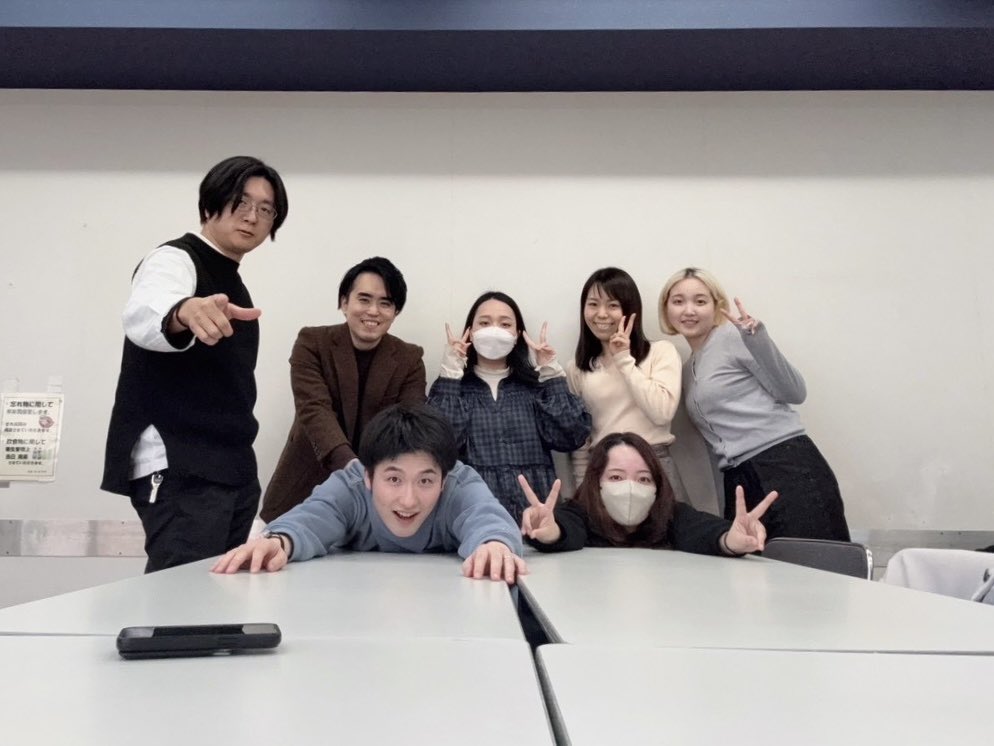 FeuVocal's tweet photo. 三連休最終日🔥
ソプラノは譜面位置底上げのため洗い桶を使いました。
生活の知恵。
ビタミンCを摂取して健康に過ごしましょう？🍋 https://t.co/LeVijccuwQ