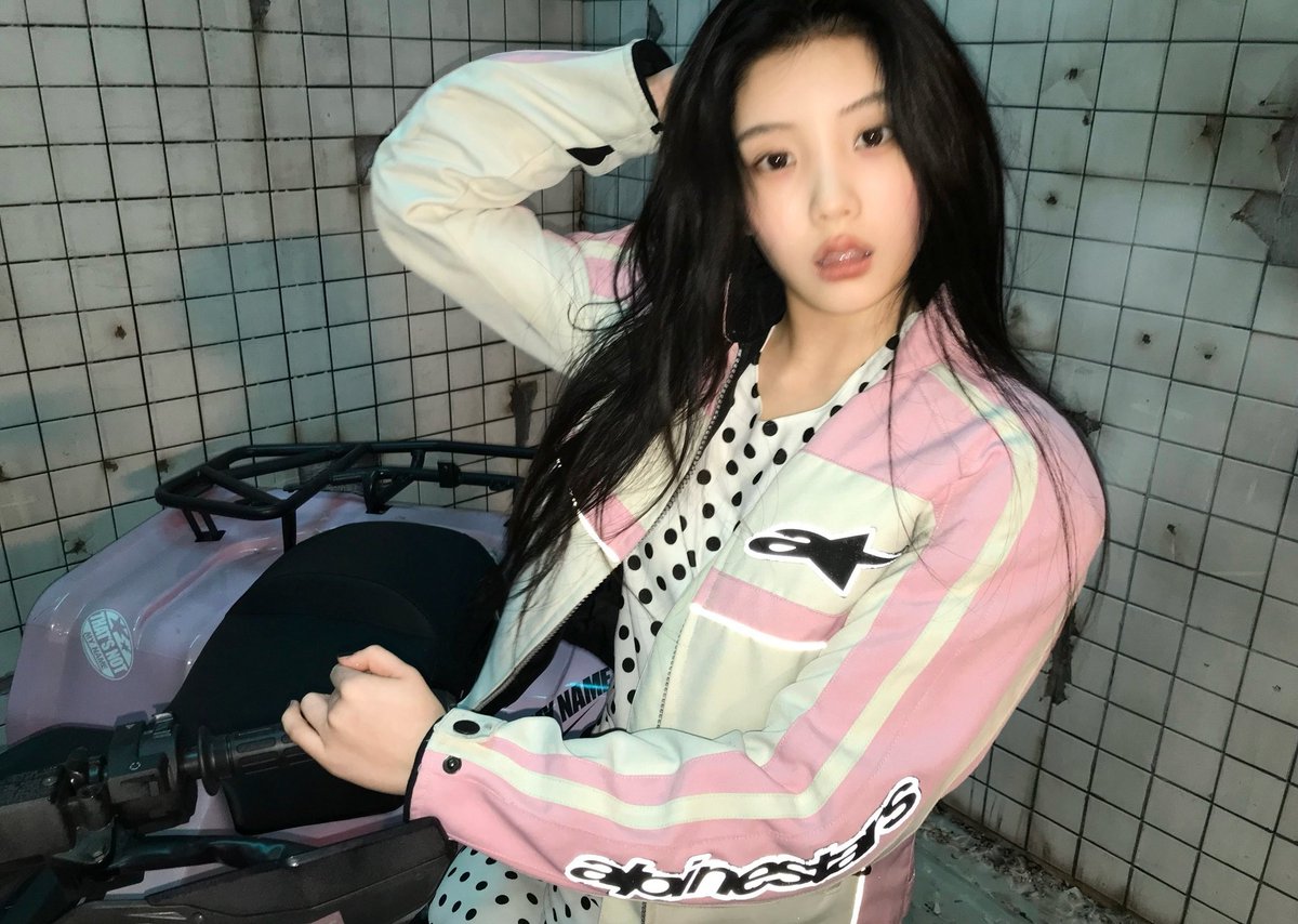 theillitnews_'s tweet photo. WONHEE stuns in her newly shared photos on weverse dm.

#ILLIT #아일릿 #WONHEE @ILLIT_official https://t.co/Tw5gwNhqUN