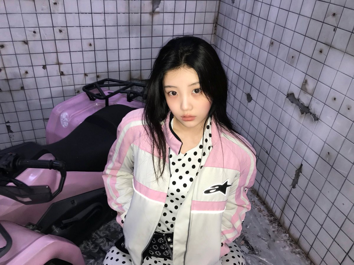 theillitnews_'s tweet photo. WONHEE stuns in her newly shared photos on weverse dm.

#ILLIT #아일릿 #WONHEE @ILLIT_official https://t.co/Tw5gwNhqUN
