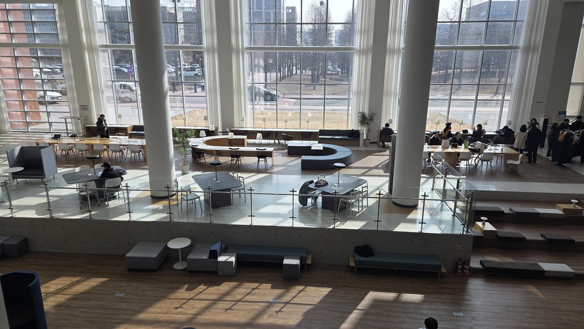 이렇게 예쁘진 않지만
난 우리 학교 도서관 사랑했어