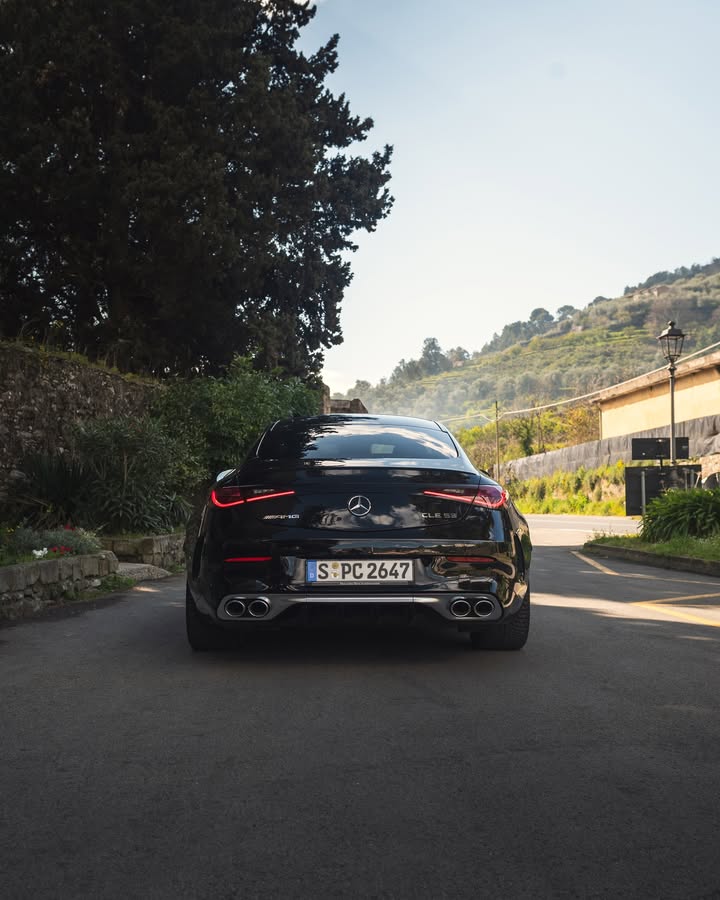 MercedesBenz's tweet image. The #CLE: bringing sporty excellence to a street near you. 📷 svenmeschner (IG) for #MBcreator 

#MercedesBenz #MercedesAMG 

[Mercedes-AMG CLE 53 4MATIC+ Coupé | Energieverbrauch kombiniert: 9,5‒9,1 l/100 km | CO₂-Emissionen kombiniert: 217‒206 g/km | CO₂-Klasse: G]