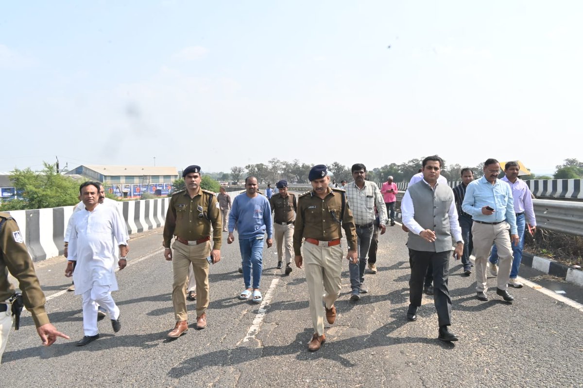 jabalpurdm's tweet photo. कलेक्‍टर एवं एसपी ने शहपुरा में क्षतिग्रस्‍त पुल का किया अवलोकन
समुचित यातायात व्‍यवस्‍था बनाने दिये आवश्‍यक निर्देश
क्षतिग्रस्‍त पुल के कारण मार्ग किया परिवर्तित

@CMMadhyaPradesh   
@MPRakeshSingh  
#MPPWD #JansamparkMP #jabalpur 
https://t.co/incpKhKWRp https://t.co/63NOropSs8