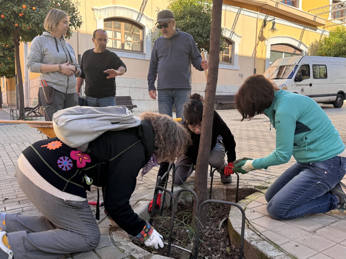 ViceInfraSosUGR's tweet photo. 🌳 Mejor calidad del aire, temperaturas más agradables, impacto en la fauna 🪲

👷‍♀️ Ya en marcha el plan de revegetación de alcorques en los espacios verdes de la #UGR

🤝 En colaboración con @ACCCGranada0 

💻 Noticia: https://t.co/ABdddpCxz8 https://t.co/DdIENhayvS