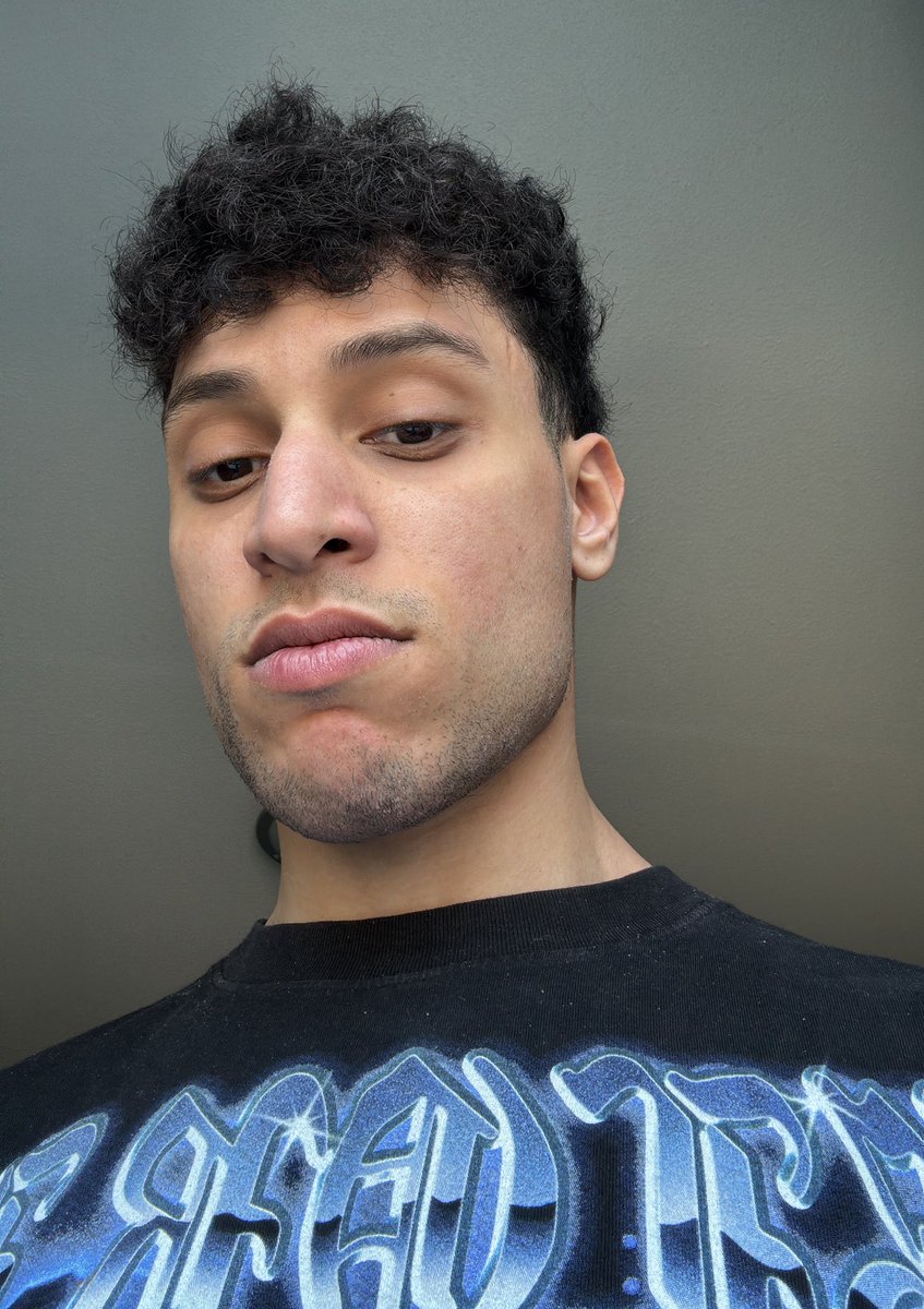 ArbyPost's tweet photo. Me suis rasé j’me sent tout nu… https://t.co/YPlcnDV2qt