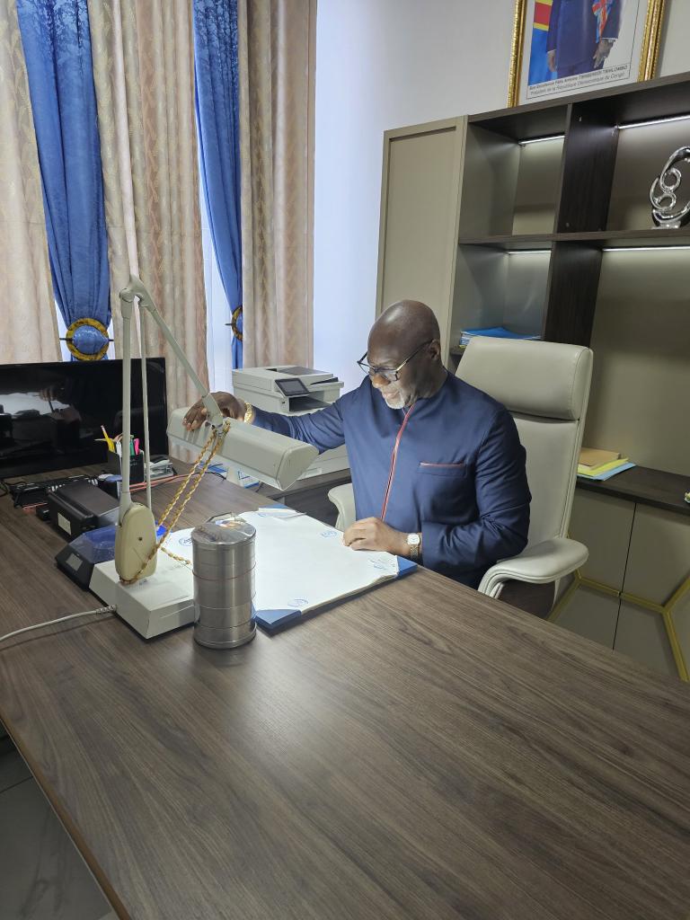 bougas1289370's tweet photo. L'eau coule vers la rivière et le diamant 💎  va chez l'excellentissime @DidaceKinwani alias #DIDI_Kinwani   , L'infinitif, l'homme diamant 💎 
Groupe #Dikin international, les diamants s'achètent à un prix imbattable. https://t.co/nyin4W5HQz