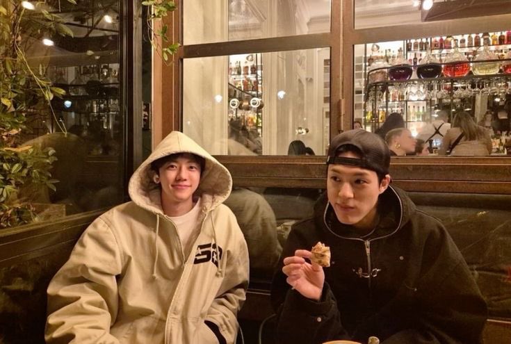 Katz0's tweet image. ฮืออออ ทุกคนคิดเหมือนกันหมดเลยว่าแจมเป็นคนเริ่มยูนิต แจมเป็นคนชวนโน่ทำ กูด้วย 🥹 คือแจมมันสปอยออกหน้าออกตาอ่ะ โน่เงียบกริ้บ กูก็คิดดิว่าแจมเริ่ม สรุปเบรกหัวทิ่มหมด โน่เริ่มเอง โน่มาชวนแจม แอบเดาว่าน่าจะคุยกันตอน tds3 ช่วงทัวร์ยุโรป แล้วแจมแอบสปอยยูนิตตั้งแต่กลางปีแล้ว 🐶🐱