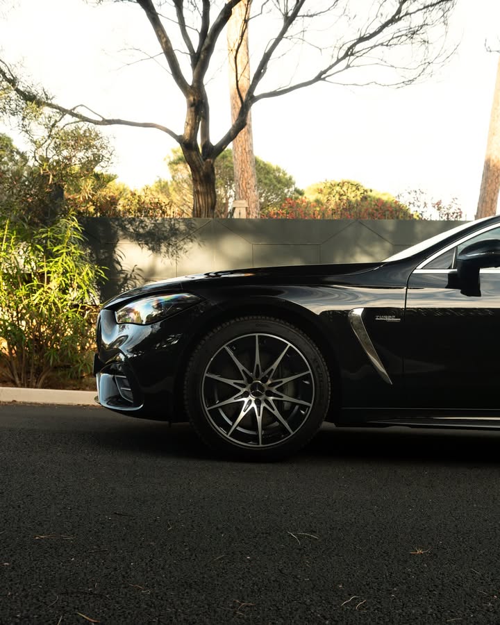 MercedesBenz's tweet image. The #CLE: bringing sporty excellence to a street near you. 📷 svenmeschner (IG) for #MBcreator 

#MercedesBenz #MercedesAMG 

[Mercedes-AMG CLE 53 4MATIC+ Coupé | Energieverbrauch kombiniert: 9,5‒9,1 l/100 km | CO₂-Emissionen kombiniert: 217‒206 g/km | CO₂-Klasse: G]