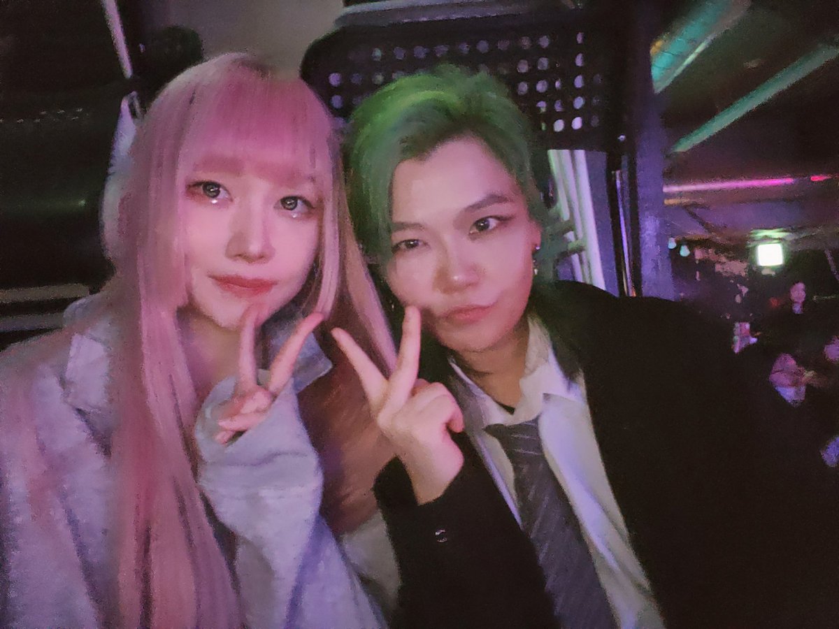 TANDO_rock's tweet photo. 공연장에서 머리색 제일화려한사람들
@Sai1or_Cha_Ro https://t.co/tvydNGy7Uz