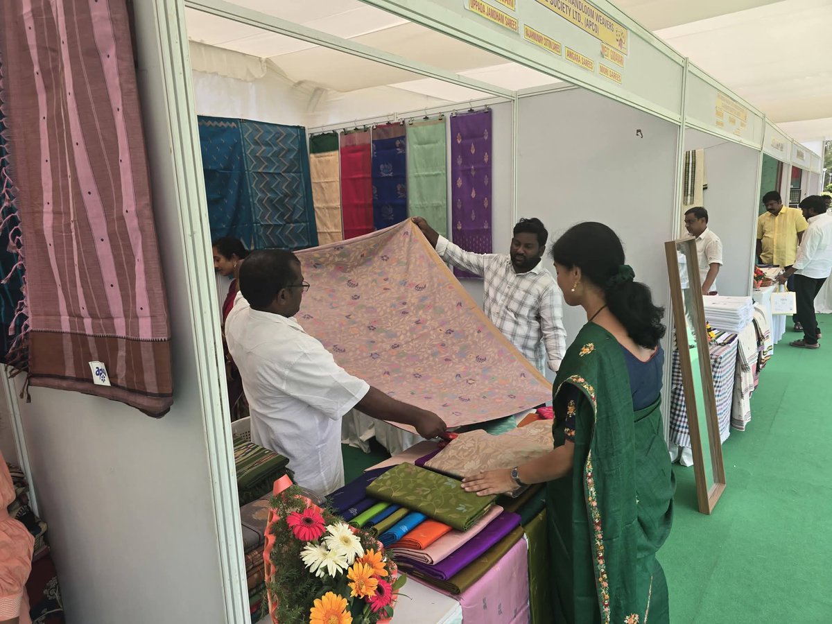 gouthusireesha's tweet photo. ఈ రోజు అసెంబ్లీ ఆవరణలో ఏర్పాటు చేసిన చేనేత చీరల స్టాల్స్ ను సందర్శించడం జరిగింది…సంప్రదాయ చేనేత చీరలకు ప్రాధాన్యత కల్పిస్తూ ఈ నిర్ణయం తీసుకోవడం నిజం గొప్ప విషయం..
#HandloomSarees #WeaversIfIndia
#HandloomsOfIndia
#GouthuSireesha #MLAPalasa #TeluguDesamParty #AndhraPradesh
@JaiTDP