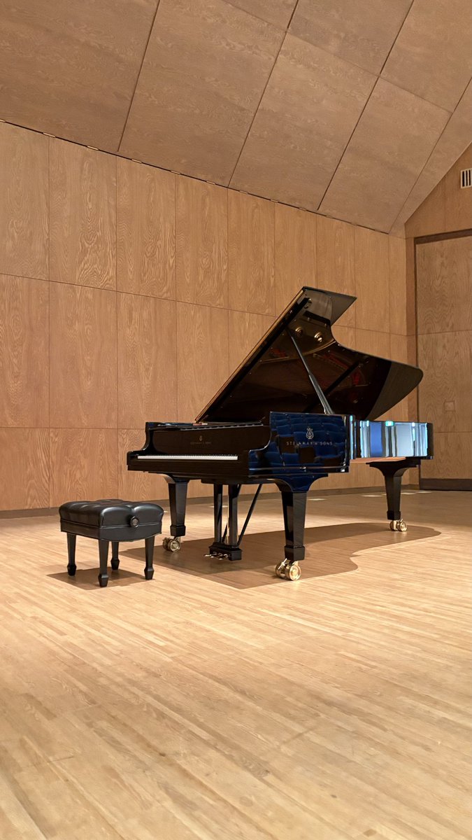 tantan_star's tweet photo. Eric Luがさっきまで弾いてた空気を纏うsteinway&suns。今日だけ半日お休みいただいて観に行けて本当に幸せでした。感謝😊 #ericlu #エリック・ルー #神奈川県立音楽堂 https://t.co/9fYS6oWKtM