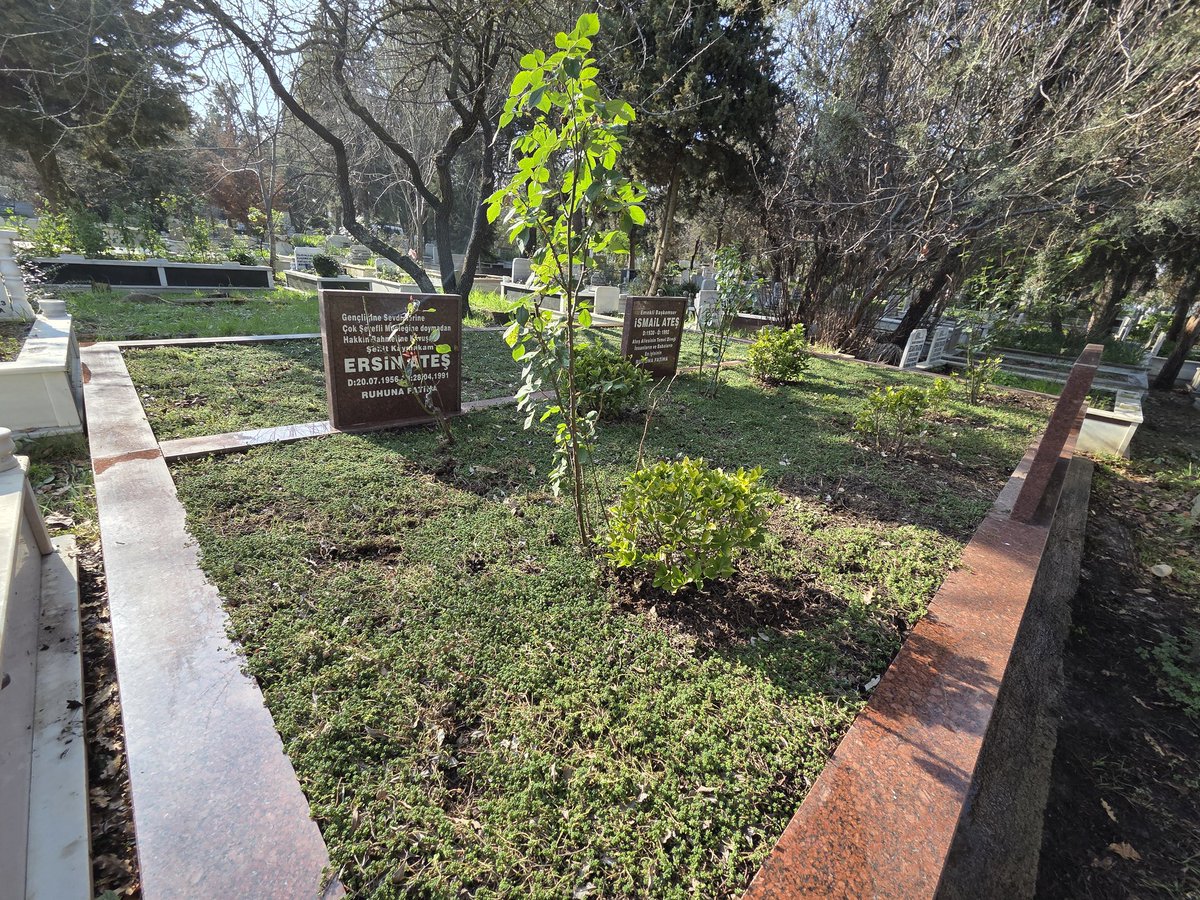 Adına düzenlenen ödüle layık görüldüğüm meslek büyüğümüz Şehit Kaymakam Ersin Ateş'in Pendik Kurtköy mezarlığında bulunan kabrini ziyaret ettim. Şehidimizi bir kez daha rahmetle ve  hürmetle anıyorum🇹🇷🤲
Ruhu Şad, mekanı cennet olsun