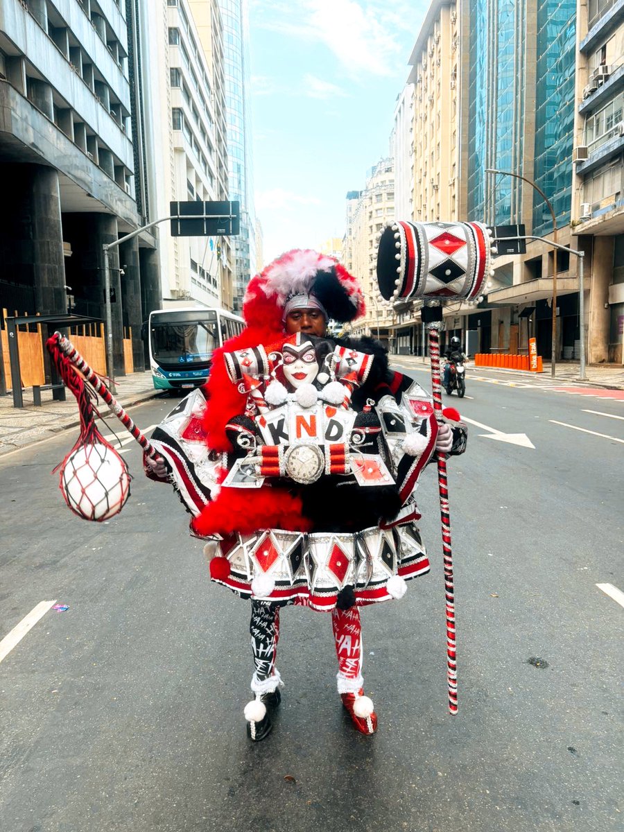 marcinhoow_'s tweet photo. Bate-bola é mais que fantasia, é pertencimento e arte de rua. 🃏✨🧨🎭
.
.
.
.
.
.
.
#carnaval #batebola #rj #cultura #viral https://t.co/iWXF5hKY4e
