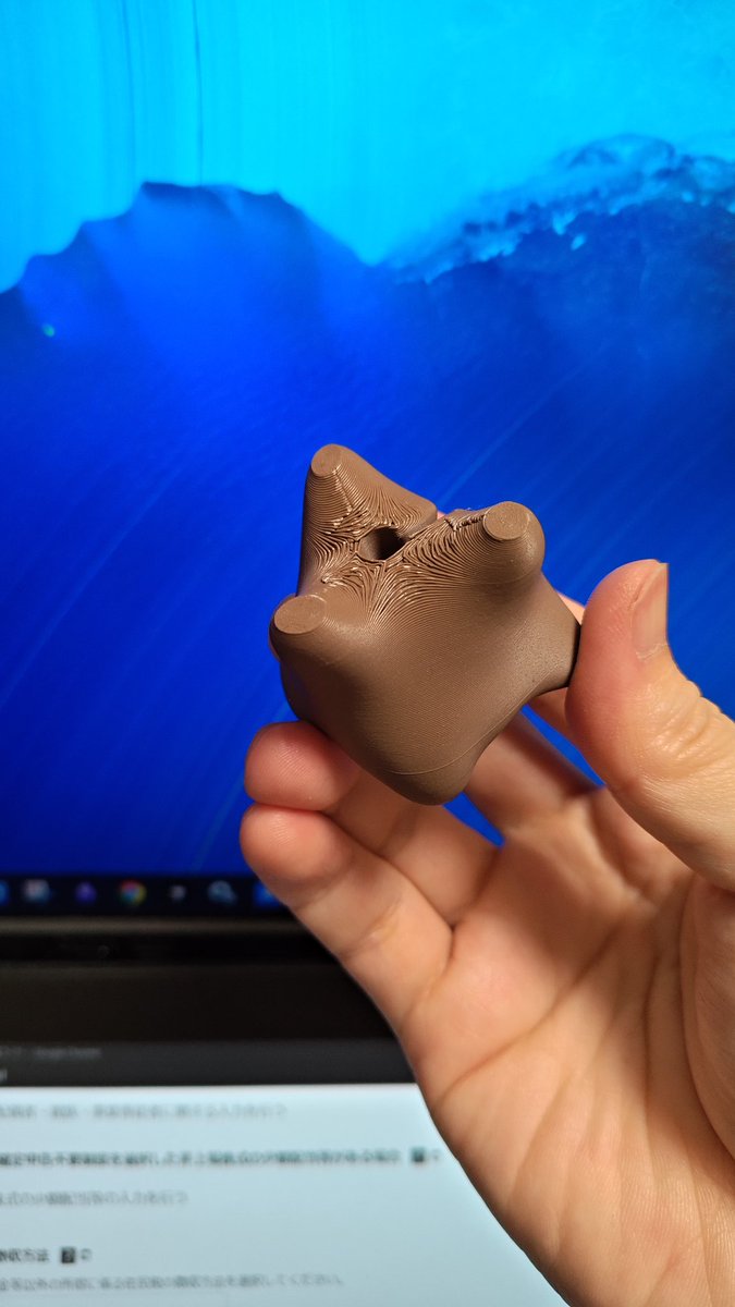 3Dプリンタの鉢でこういう積層は個人的に嫌なのでなんとかしたいと思うけれど、意外と気にしないで購入されてる方多いのかな？自分が潔癖症なのだろうか？🤔