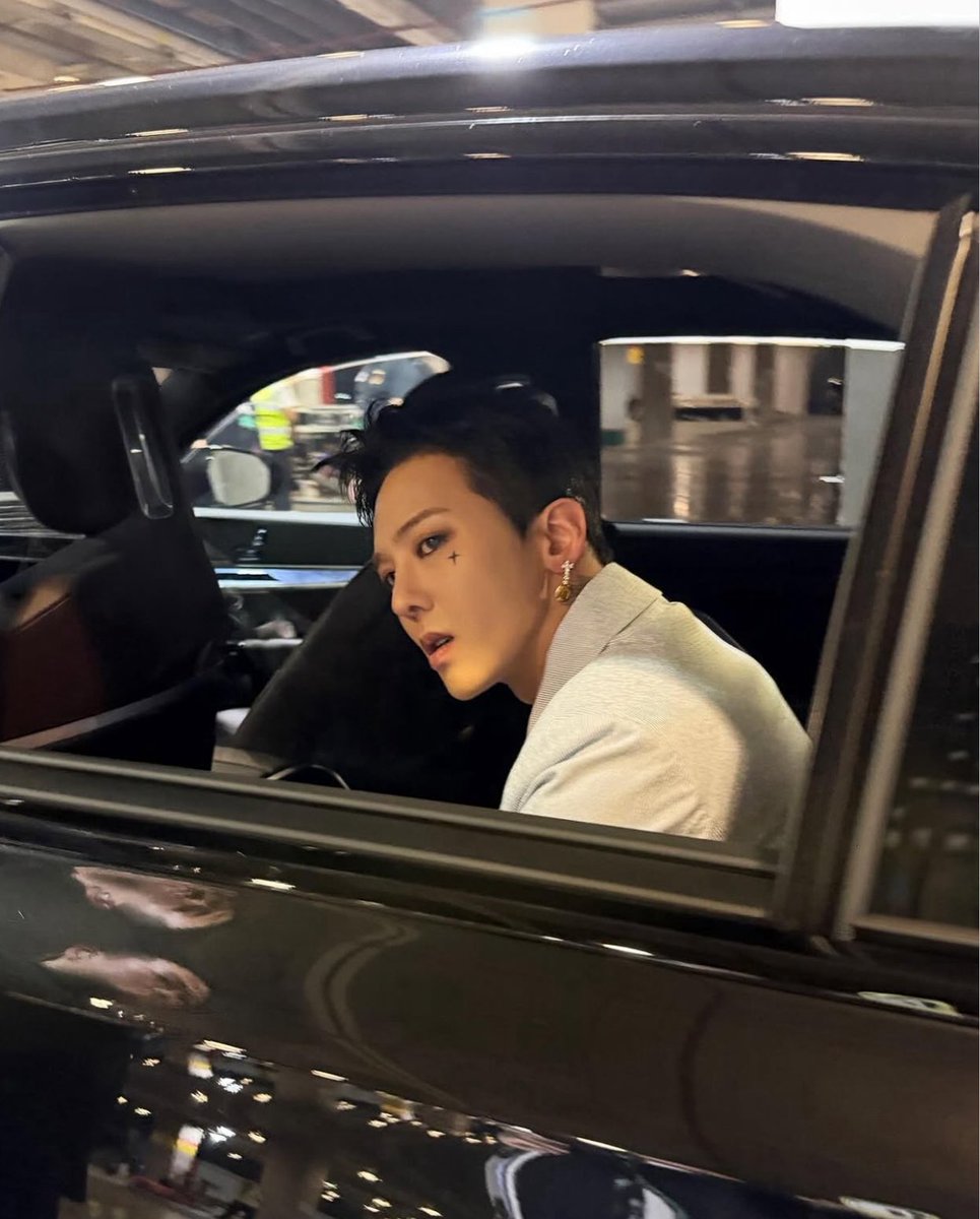 ㅅㅂ 
마주치면 오빠소리도못하고 눈부터깔듯..