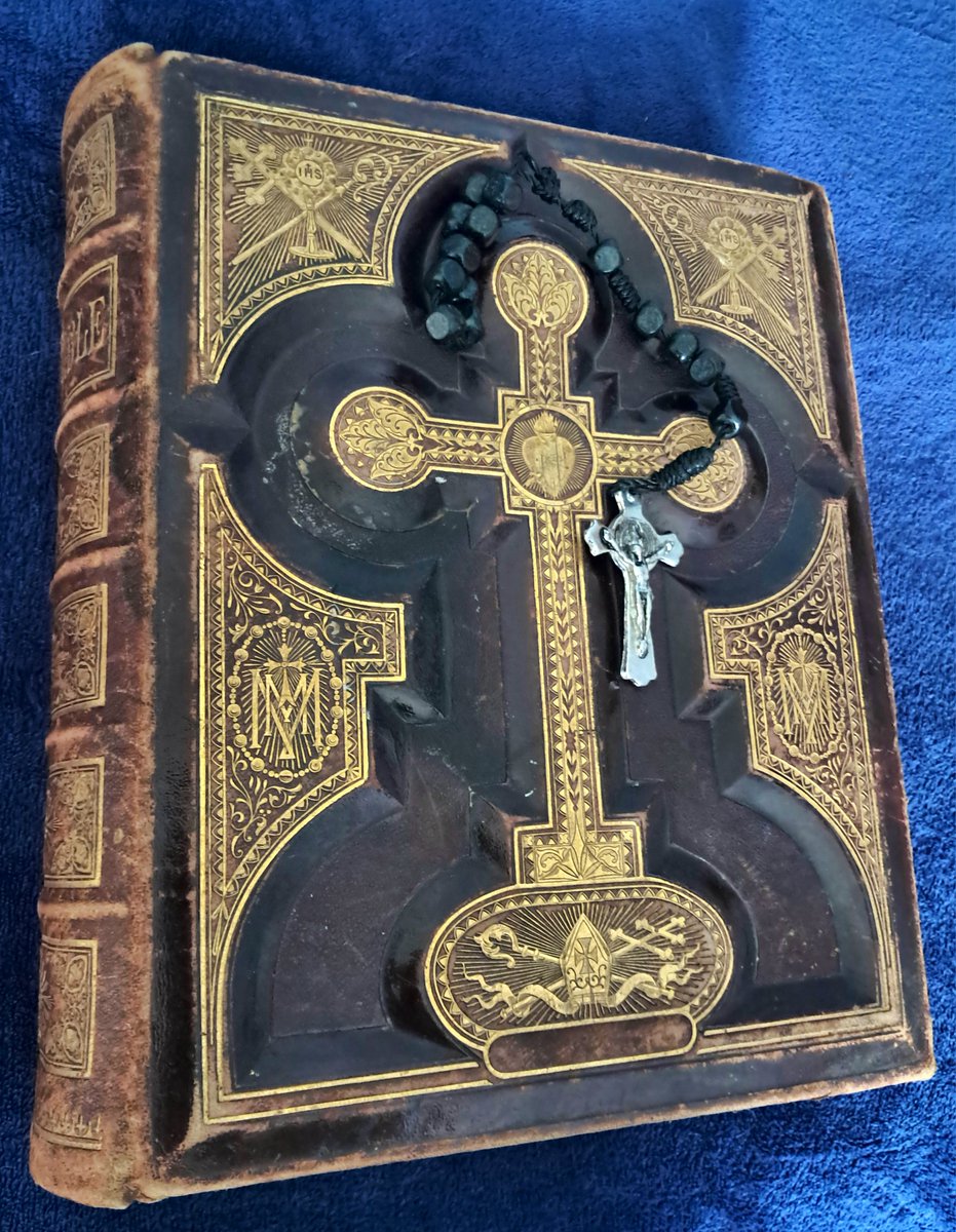 TheMcKelly's tweet image. Today I was gifted my former parish priest's Douay-Rheims Revised (Study) Bible!

#DouayRheims #StudyBible #Bibles #CatholicBible