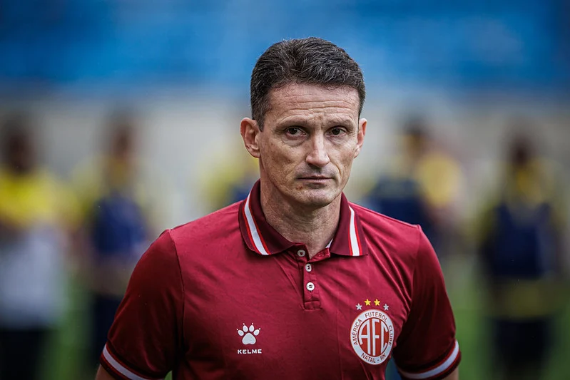 Ex-América, Gerson Gusmão é o novo treinador do Serra Branca SAF para a sequência da temporada. 

Antes do acerto, a diretoria também sondou Evaristo Piza, ex-ABC e América, que atualmente comanda o Campinense.

Foto: Gabriel Leite/América FC