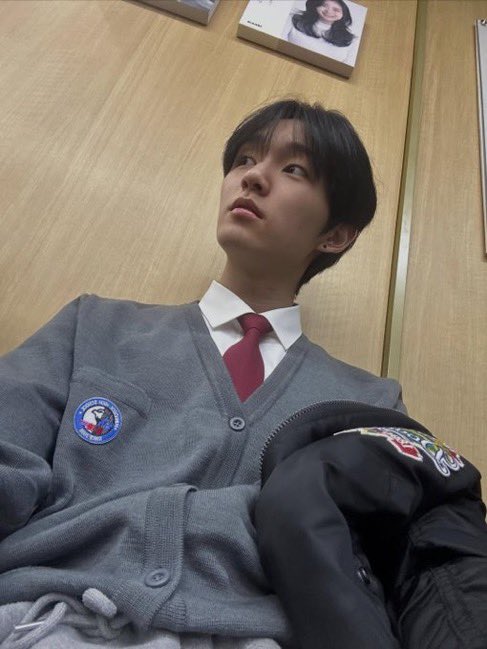 staaaarr3's tweet photo. 와 아니 근데 이건 와이셔츠나 넥타이가 말고 ㄹㅇ 회색 가디건이 너무 찰떡같이 어올려서 킥이다…진짜…겁나 좋아…. https://t.co/b3do0RKeBu