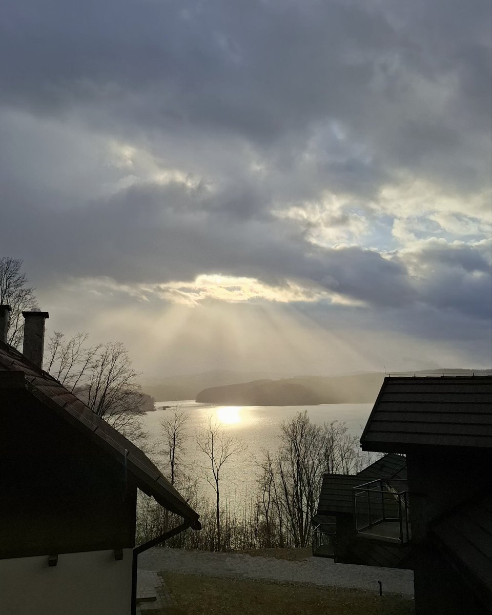 Pawel76932718's tweet photo. Miłego popołudnia 😉
#Solina https://t.co/VVfMzYGg1K