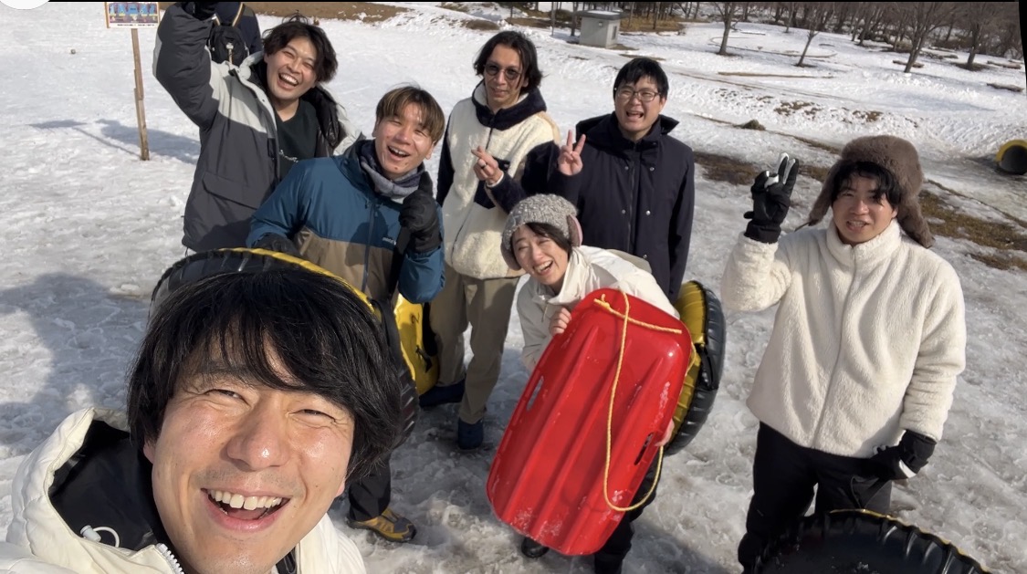 n_mimura's tweet photo. 3日間の他人軸卒業リトリート終えて

男女7名、見ず知らずの人がいる中で、極寒の地・北海道十勝に集う。

親御さんに「変な宗教にでも行くの?」と言われた方もいる。

それでも本人は価値を感じて、お金と時間をかけて足を運んでくれた。

集う一人一人が悩みを少なからず抱えている。

社会と戦うために鎧や仮面を背負い、被っている。

時間を経るごとに、どんどん化けの皮が剥がれていくのが面白い。

本来の姿が明るみに出るとき、それそれ！ってみんなで以心伝心するのが楽しい。

自分の願うありたい姿に、素直に、まっすぐに。

進んで、疲れたら、休んでの繰り返し。

参加してくれた方、本当にありがとう。