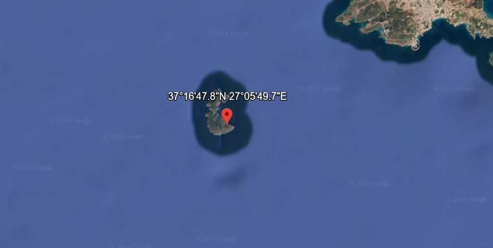 CRG_2015's tweet photo. This morning, we received a distress call from migrants who arrived on the Greek island of Farmakonisi. Their number is 40 migrants. We have informed the Greek authorities of their situation, and once any updates are received, we will share them in the comments. https://t.co/z2VmHwx5CE