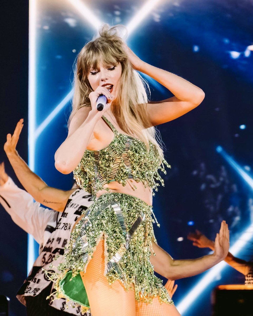besttofswift's tweet photo. she's so pretty. https://t.co/00e9xKzgCI