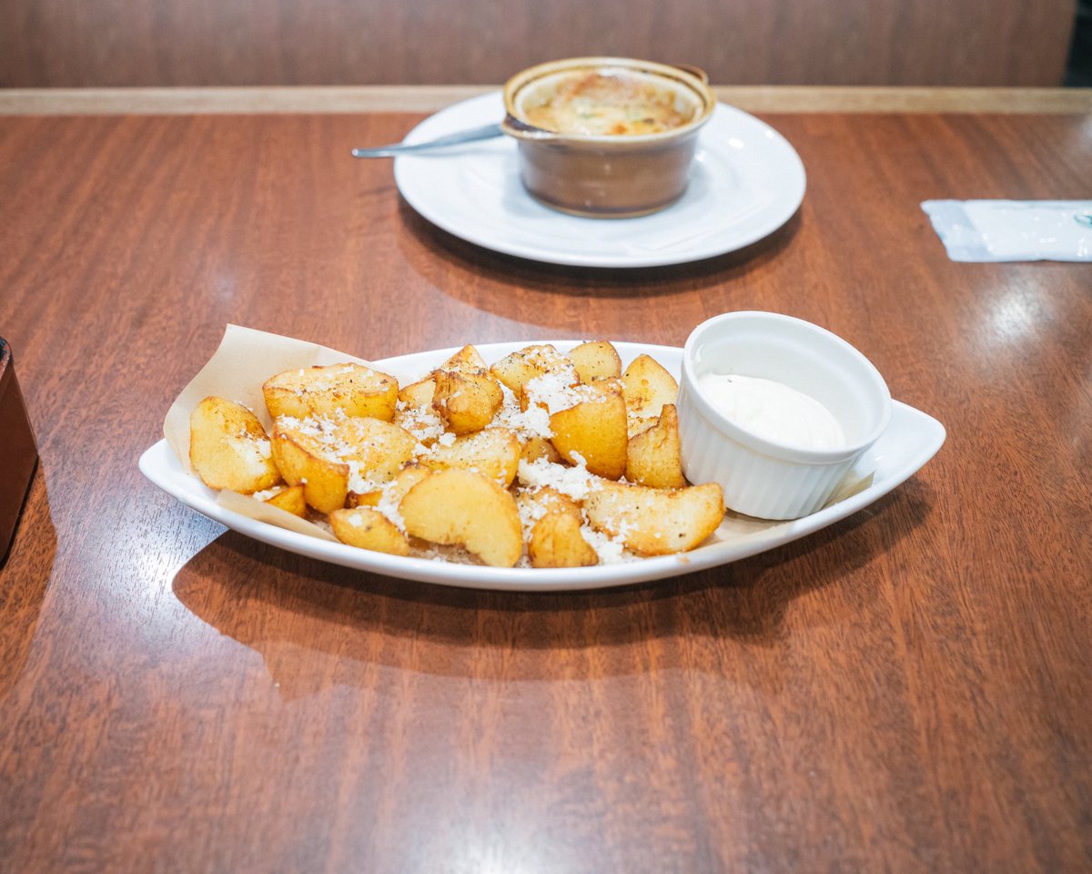 夜分遅くに失礼します。
ロイヤルホストの期間限定メニュー『北海道産きたあかりのフライドポテト ～黒胡椒＆パルミジャーノ・レッジャーノ～』がありえんくらい美味かったことをシェアしますね。ポテトの甘味がしっかり感じられてね、最高でしたね