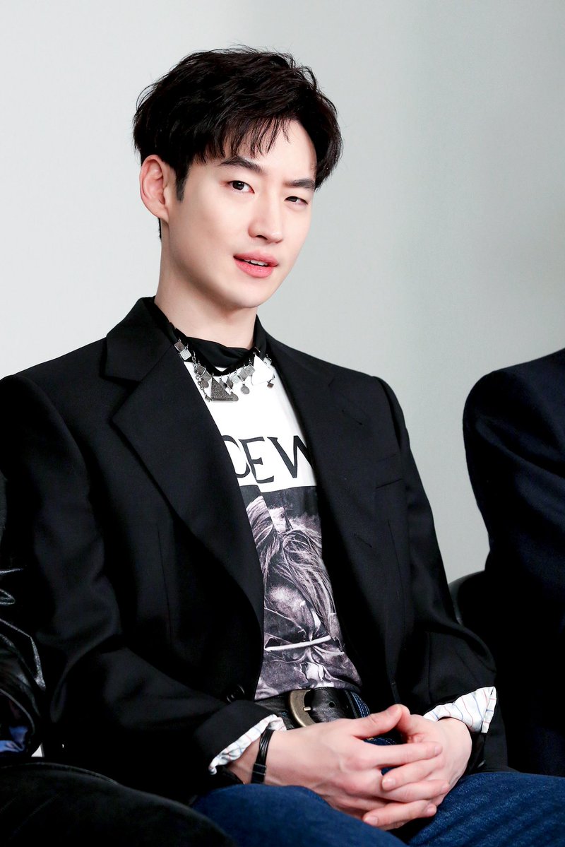 저는 가끔 사냥시 프로모션 때 제훈에 대해 깊은 생각에 빠질 때가 있구요 사냥시는 우리에게 무엇을 주었나 다시는 나올 수 없는 캐스팅 그저 감사할 뿐🥹🖤