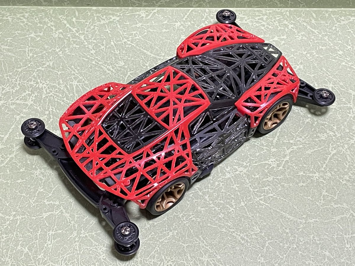 aoikei1006's tweet image. #ライザンコンデレ　#フリー部門
作品名: ジオ・ライザン〜破〜
(Geometric・RAIZZAN)
序→破
不規則な幾何学模様の紋様を残し肉抜き(軽量化)
フロントカウルに星を配置、全体を肉抜きした事により平面的だった紋様は立体感が強調された
そして…このマシンは深淵へと沈む……続
#mini4wd #ミニ四駆