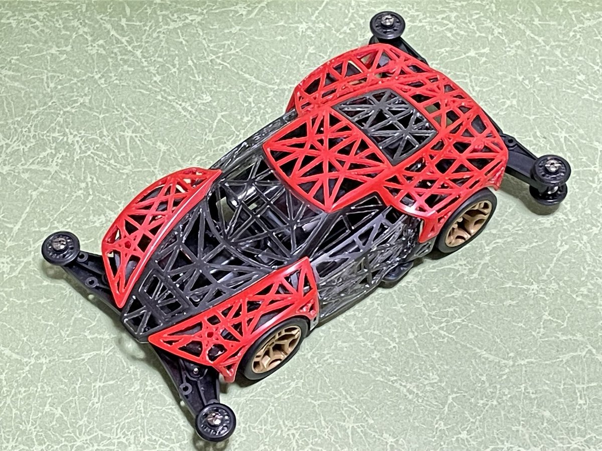 aoikei1006's tweet image. #ライザンコンデレ　#フリー部門
作品名: ジオ・ライザン〜破〜
(Geometric・RAIZZAN)
序→破
不規則な幾何学模様の紋様を残し肉抜き(軽量化)
フロントカウルに星を配置、全体を肉抜きした事により平面的だった紋様は立体感が強調された
そして…このマシンは深淵へと沈む……続
#mini4wd #ミニ四駆