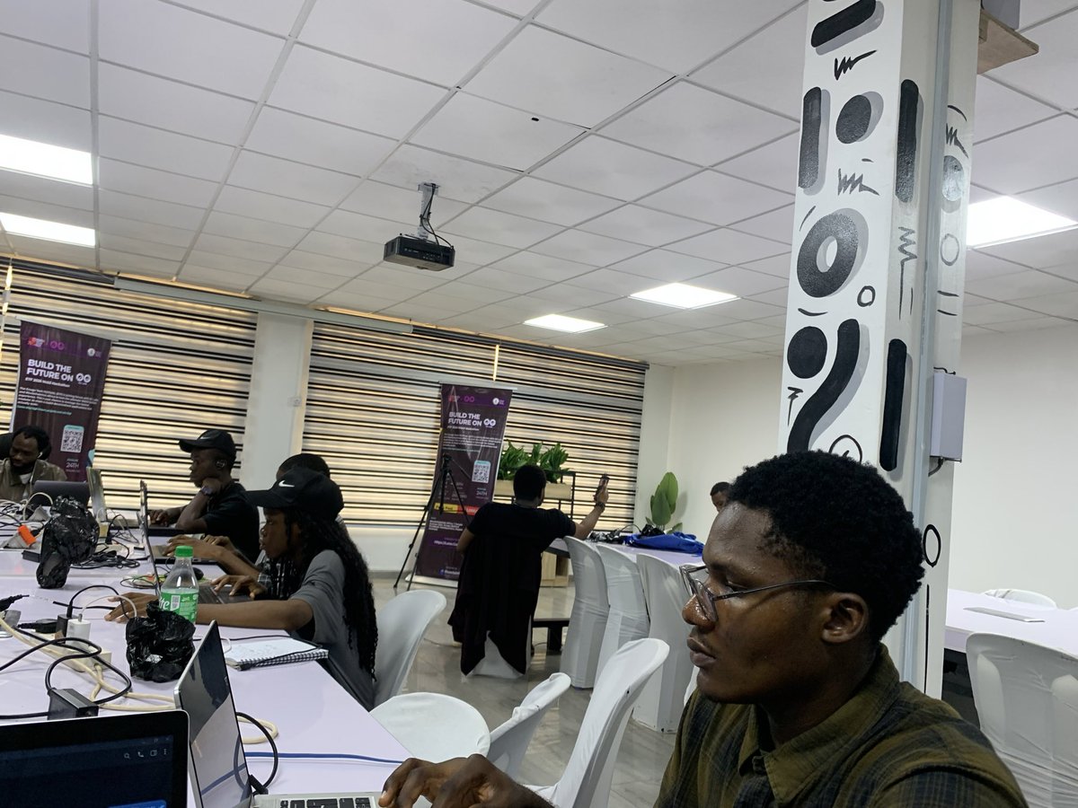 Max_Cyberguru's tweet image. Room packed with crazy smart builders 😁🩵. Grateful to be in a room filled with tech geniuses.

Can’t wait to see what the future holds 🔥💯
@0glabsafrica @Enugu_techfest @ezeransome @blockhubafrica 

#builders