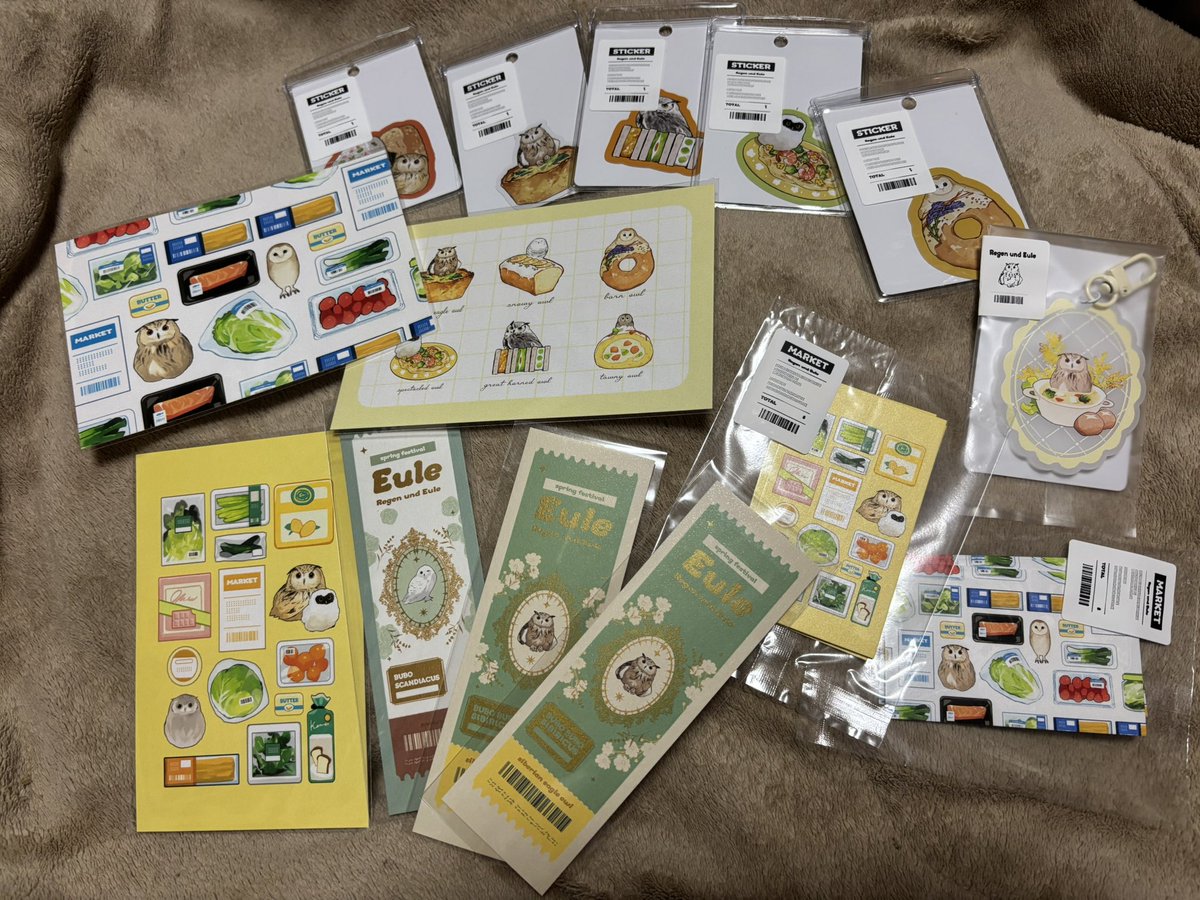 そうさくマーケット
Regen und Eule(ひいらぎちゃんママさん)<a href="/euniel_6/">雨</a> <a href="/IrtBii/">ひいらぎ</a> から新作グッズたくさんお迎え🦉🍅🥒🍞🍩
イラストカード複数入りがスマホに末長く挟めそうでよさそう！今回もかわいくアーティスティックなイラスト 眼福ありがとうございます！