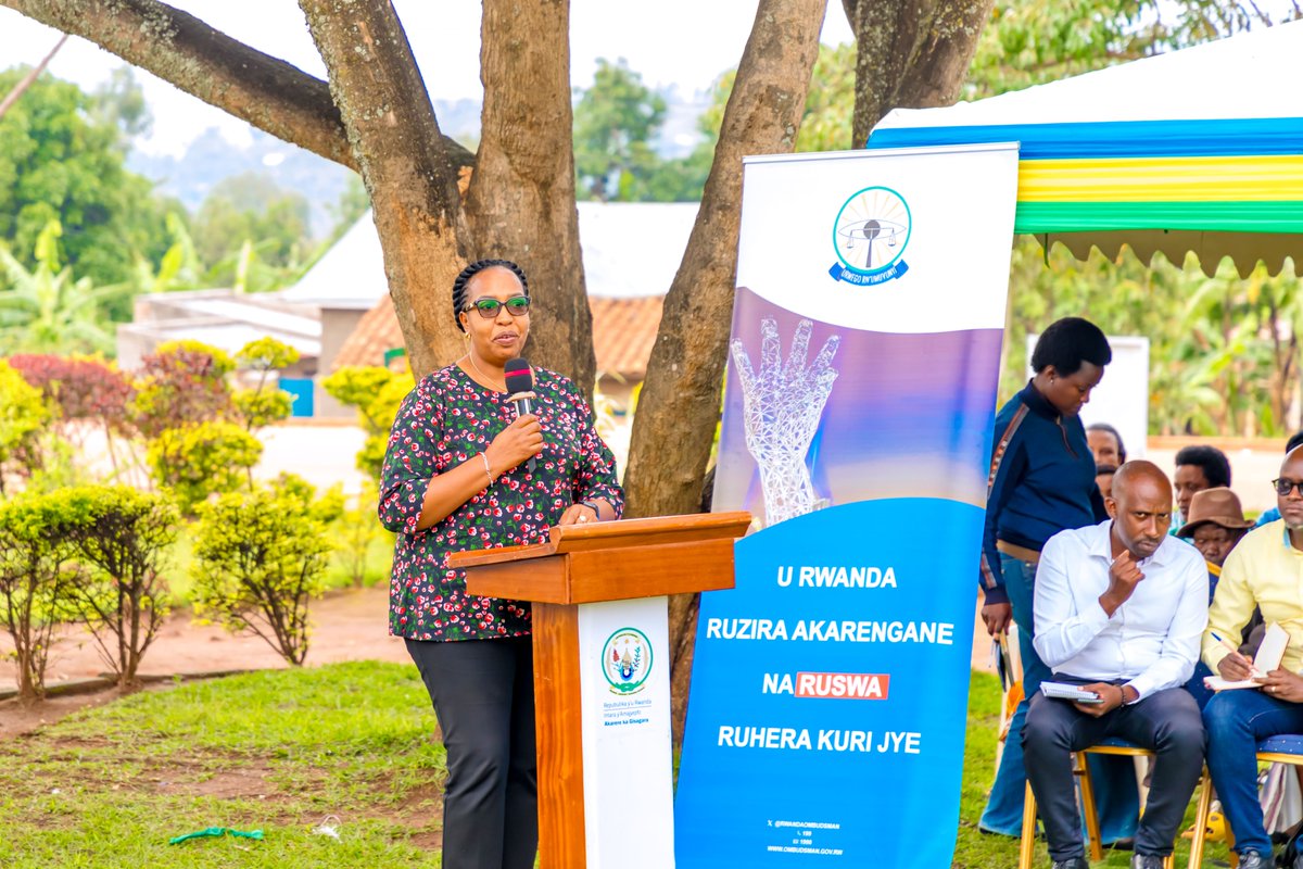 RwandaOmbudsman's tweet photo. 🚨AKA KANYA🚨
Urwego rw’Umuvunyi rumaze gutangiza gahunda y’icyumweru yo gukumira no kurwanya akarengane na ruswa muri @GisagaraDistr ,abaturage nyuma yo gukangurirwa kurwanya akarenagne na ruswa batangiye gutanga n’ibibazo bitakemuwe n’Izindi Nzego.#UmuvunyiIwacu https://t.co/s8mT3OnNDQ