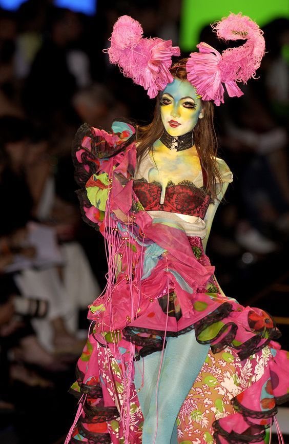 poisebrunette's tweet photo. John Galliano for Dior 2003 https://t.co/pNIq3sf33F