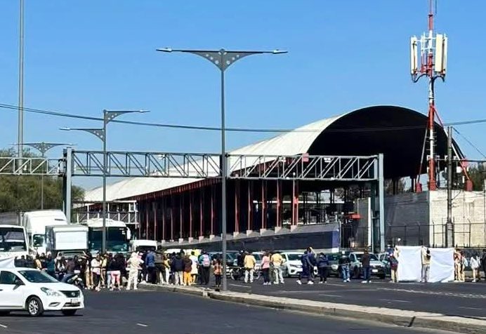adnnoticiasmx's tweet photo. 🚨#AlertaADN 

¿Transitas por la zona?⚠️ Se registra un bloqueo sobre la Calzada Ignacio Zaragoza, dirección México-Puebla, a la altura de la calle Cayetano Andrade, en Iztapalapa https://t.co/SjIENlR1pm