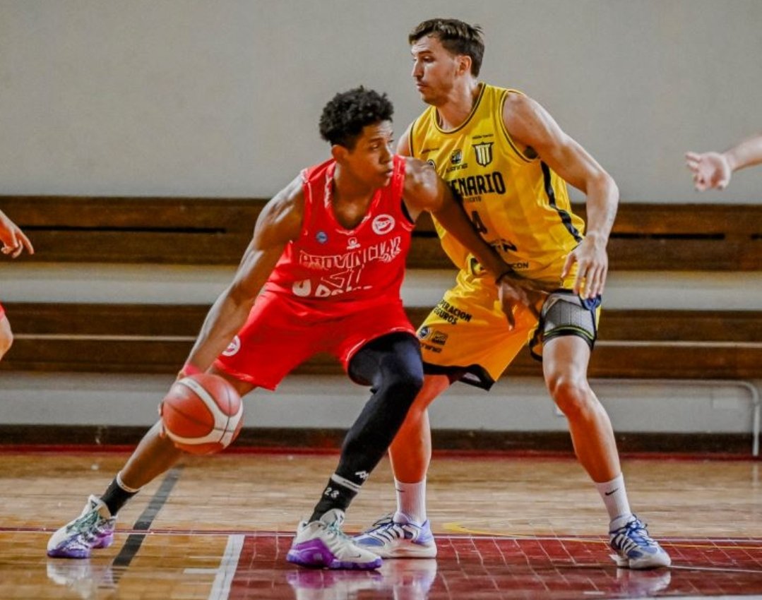 #LigaArgentina Tras la fase regular de 32 partidos. En cada conferencia: El 17° desciende
•Del 1° al 4° directos a Octavos
•5° al 12° Reclasificación
•Al quedar 4 equipos de cada Conferencia se enfrentarán cruzados (El 1 del Norte vs 4 del Sur y así) Luego semis y final.