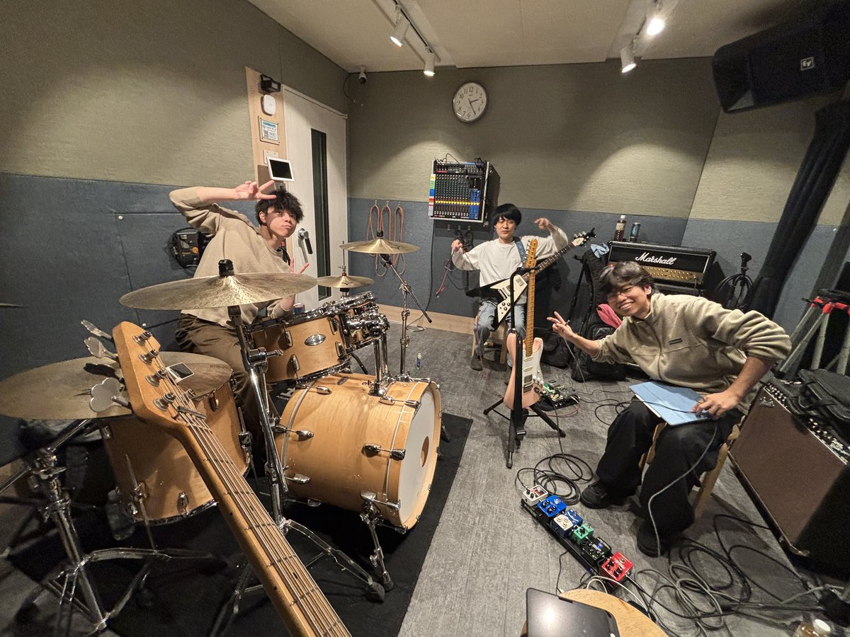 DonoBassist's tweet photo. セッション＆打ち上げ終わり！
恒例行事にメンバー追加して朝までみんなで練習するよ🌙 https://t.co/b1R4wjUa2t