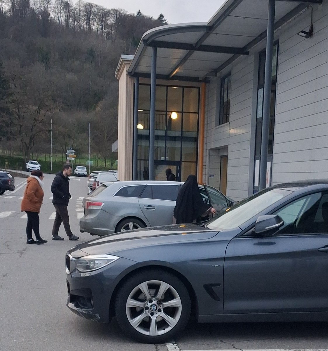 MarionMP13's tweet photo. Jihad #Lëtzebuerg Beggen beim Aldi Action... Shopping Center
Ganz vermummt Mme, esou jonk an esou verpeillt schonn https://t.co/k0JWUMOJ6G