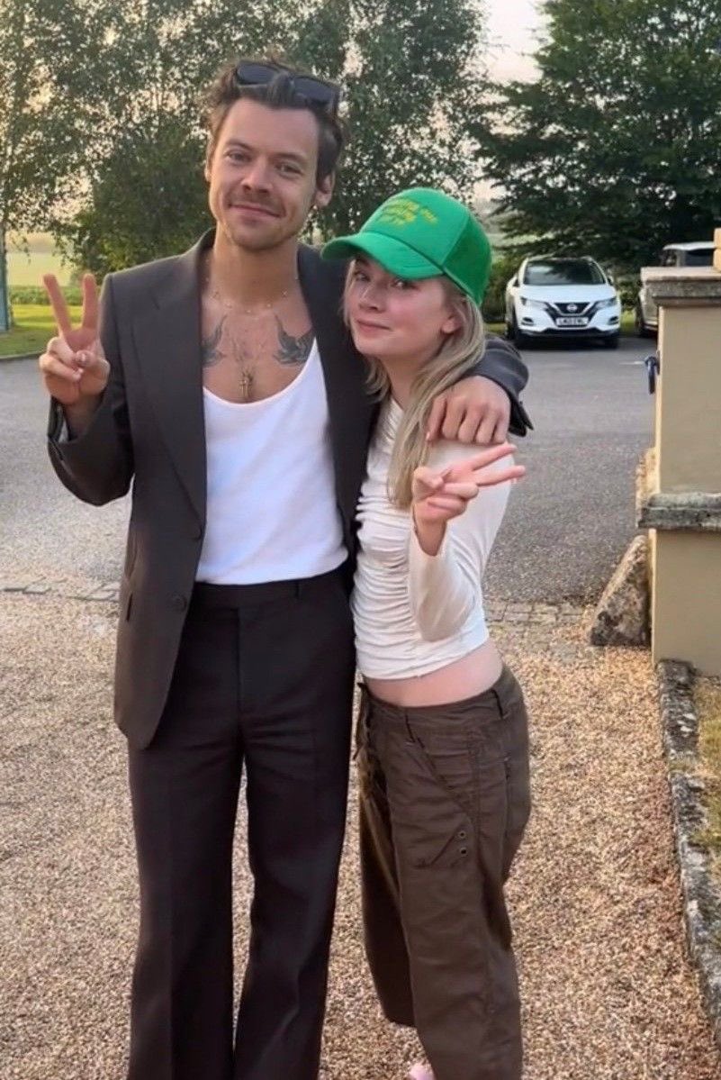 hxrrycoded's tweet photo. Repost to manifest meeting Harry 🥹🤍✨ https://t.co/5Pfd6Q7HNE
