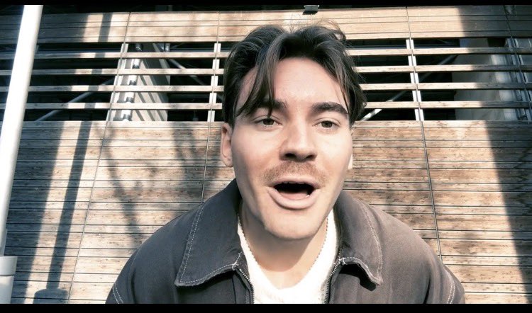 Audi Formel 1 Vorstellung 

Der Moderator schaut nicht mal in die Kamera….

😂😂😂😂