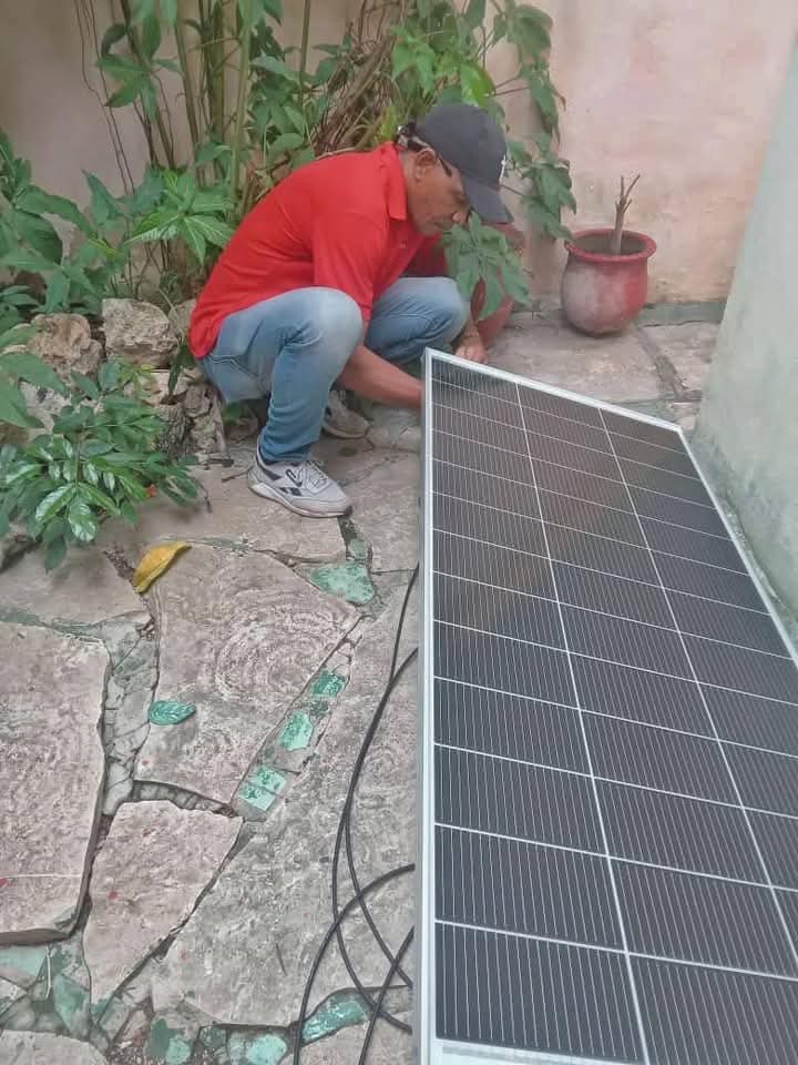 #DESTACAMOS 
La Filial #Copextel #Santiago de Cuba avanza en la instalación de sistemas fotovoltaicos.
Como parte de un programa nacional liderado por el Ministerio de Energía y Minas (MINEM), se implementan sistemas fotovoltaicos con acumulación por baterías en hogares.