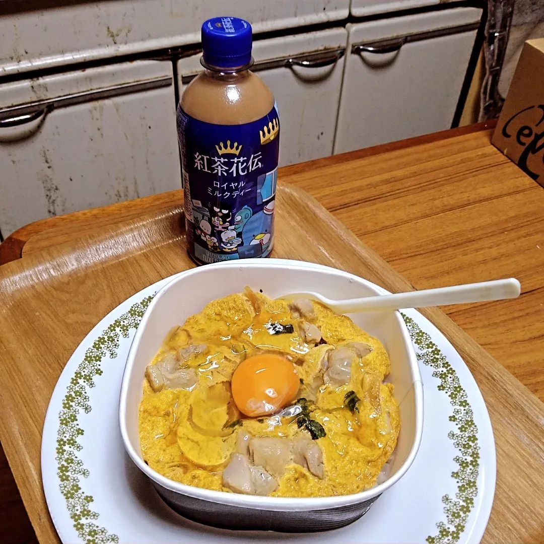 セブンの親子丼と紅茶花伝ロイヤルミルクティー♡ #夜ごはん #親子丼