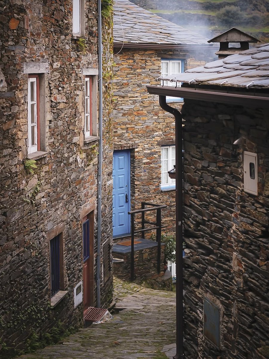 Há lugares que nos prendem o olhar e o coração. Assim são os recantos da Aldeia Histórica do Piódão.

📸 @filipe_punilhas

#Piodao #AldeiasHistoricas #Portugal