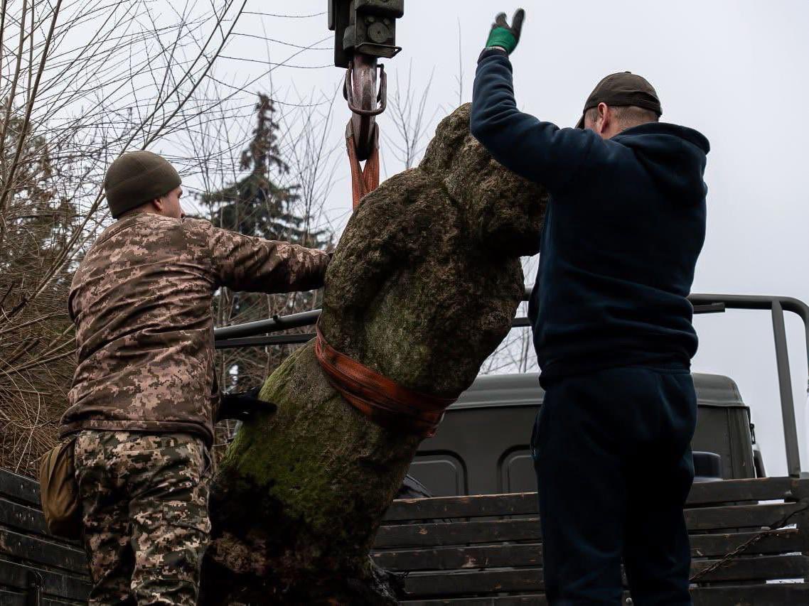 CIMIC_UA's tweet photo. Servicemen of 25th Airborne Brigade "Sicheslav" in cooperation with museum specialists and volunteers evacuated 11th–13th century Polovtsian stone statues from near the frontline to protect Ukraine’s cultural heritage from destruction.

Read more: https://t.co/51YAlYzJSL https://t.co/yaqhqqKlVX