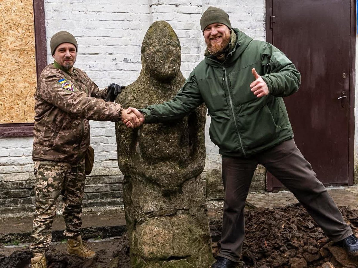 CIMIC_UA's tweet photo. Servicemen of 25th Airborne Brigade "Sicheslav" in cooperation with museum specialists and volunteers evacuated 11th–13th century Polovtsian stone statues from near the frontline to protect Ukraine’s cultural heritage from destruction.

Read more: https://t.co/51YAlYzJSL https://t.co/yaqhqqKlVX